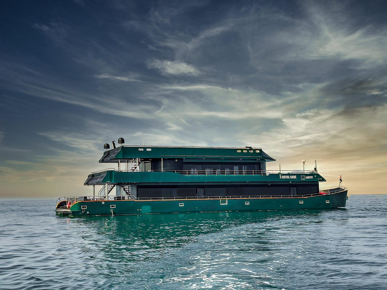 HOUSE BOAT private yacht in Dubai