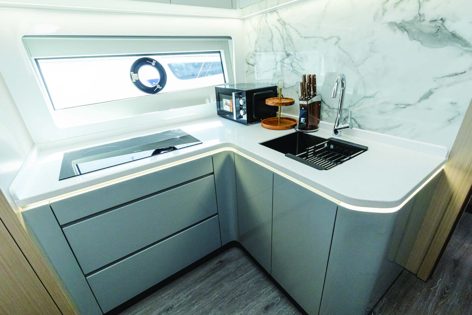 LUX53 CANOPY private yacht in Dubai, preview photo 3