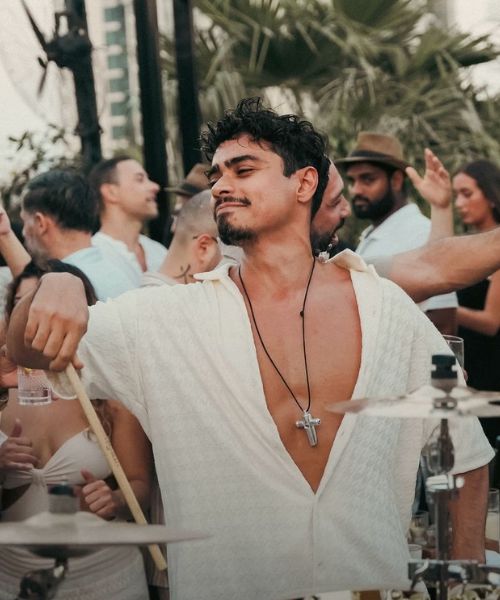 CANARY CLUB — HOLA CHICAS