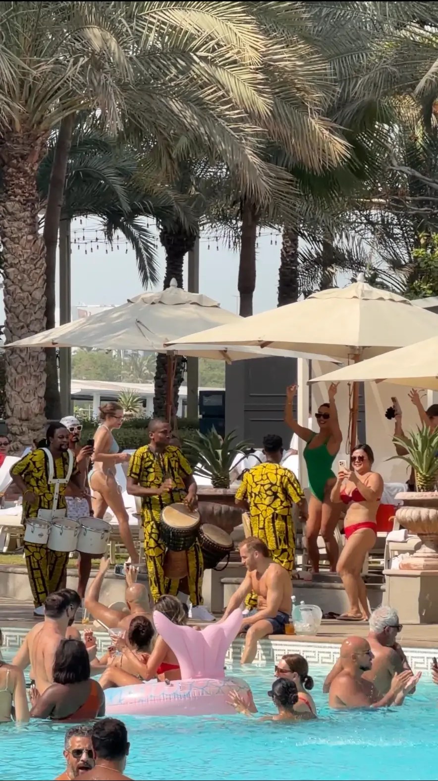 LA PISCINA — WAVES & RAVES SATURDAYS